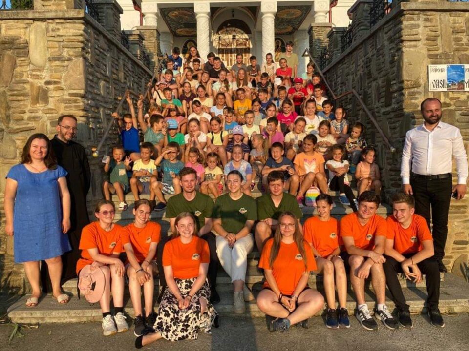 1.300 de copii și tineri au făcut parte din proiectul „Comorile satului”, întâlniri de suflet „în tinda și curtea bisericii” 1.300 de copii și tineri au făcut parte din proiectul „Comorile satului”, întâlniri de suflet „în tinda și curtea bisericii”