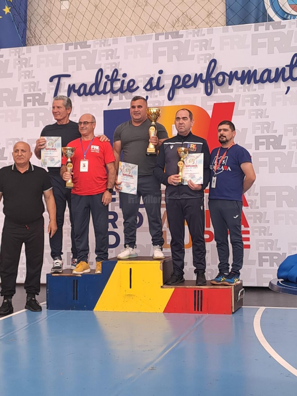 Antrenorii Valerică Gherasim și Andrei Bolohan, de la LPS Suceava, au fost premiați de Ștefan Rusu pentru clasarea pe podium în întrecerea pe echipe Antrenorii Valerică Gherasim și Andrei Bolohan, de la LPS Suceava, au fost premiați de Ștefan Rusu pentru clasarea pe podium în întrecerea pe echipe