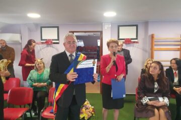 Diplomă aniversară, oferită de primarul Ion Lungu Grădiniței „Țăndărică”, la aniversarea a 18 ani de existență