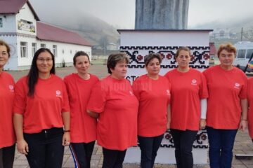 Opt încondeietoare din Ciocănești au realizat ornamentele interioare de la „Cazinoul Băilor” din Vatra Dornei