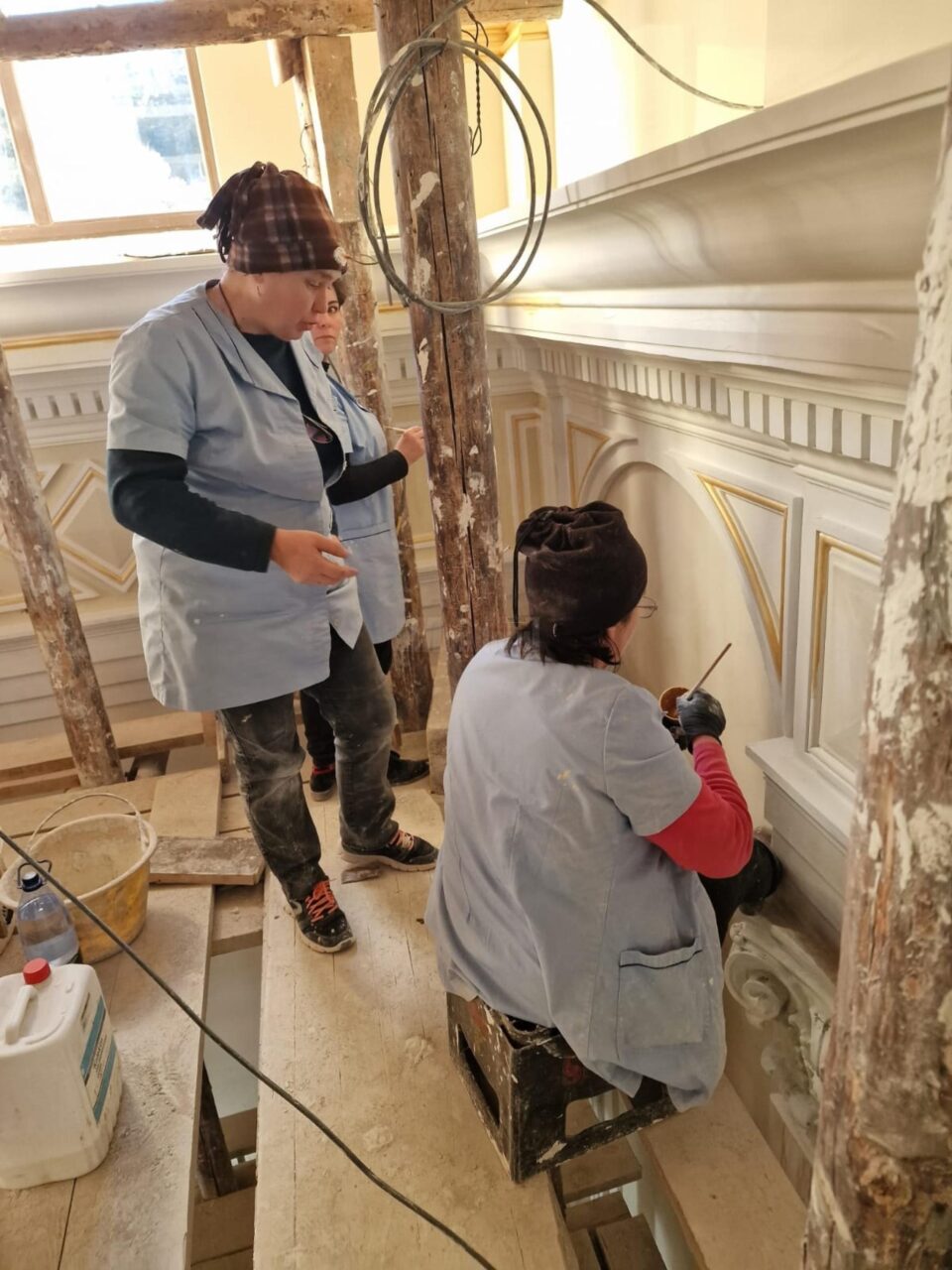 Opt încondeietoare din Ciocănești au realizat ornamentele interioare de la „Cazinoul Băilor” din Vatra Dornei