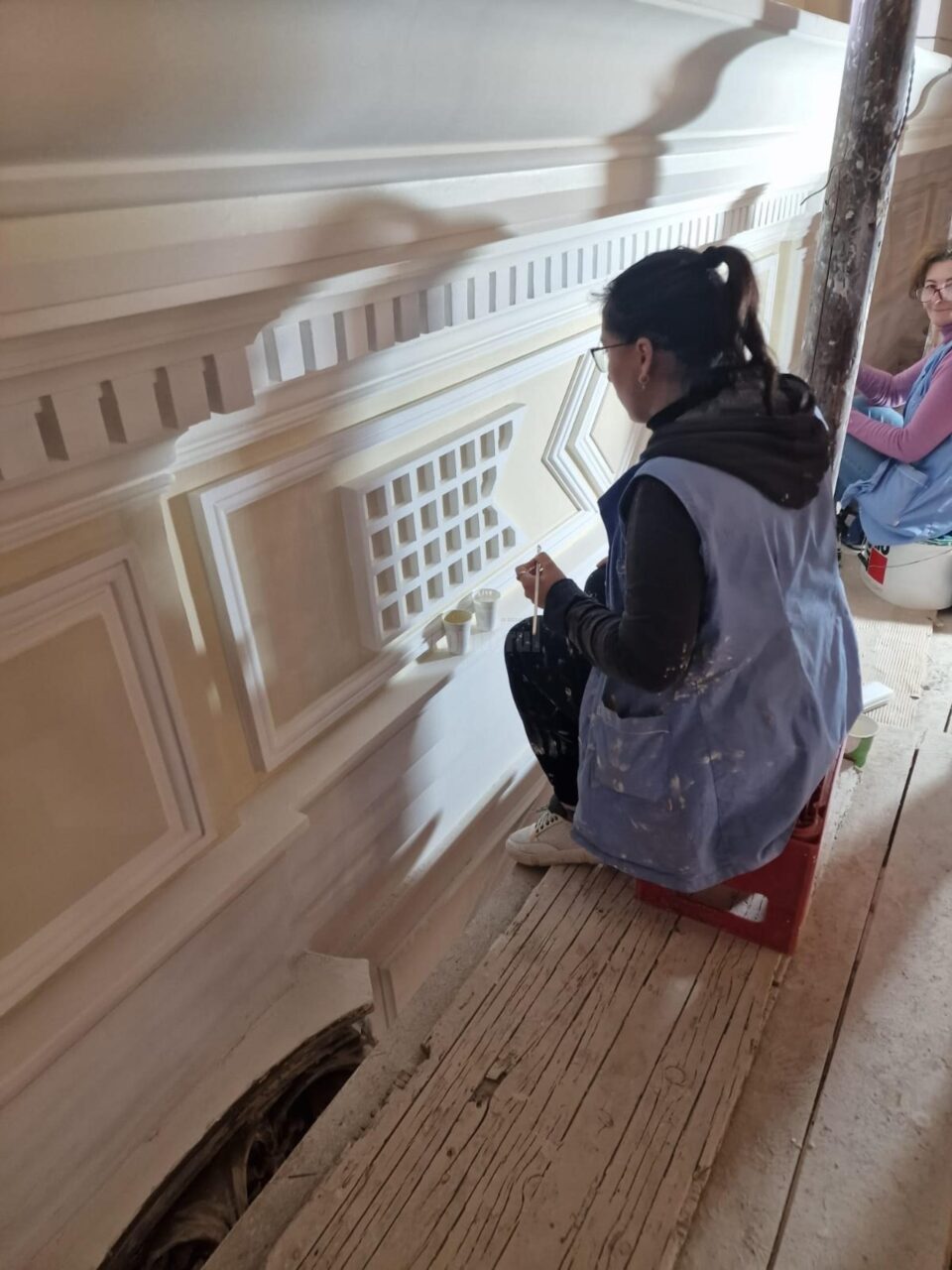 Opt încondeietoare din Ciocănești au realizat ornamentele interioare de la „Cazinoul Băilor” din Vatra Dornei