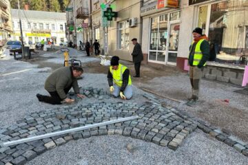 Gheorghe Flutur a pus umărul la montarea pietrei cubice in centrul municipiului Vatra Dornei