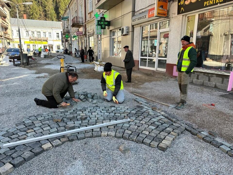 Gheorghe Flutur a pus umărul la montarea pietrei cubice in centrul municipiului Vatra Dornei Gheorghe Flutur a pus umărul la montarea pietrei cubice in centrul municipiului Vatra Dornei