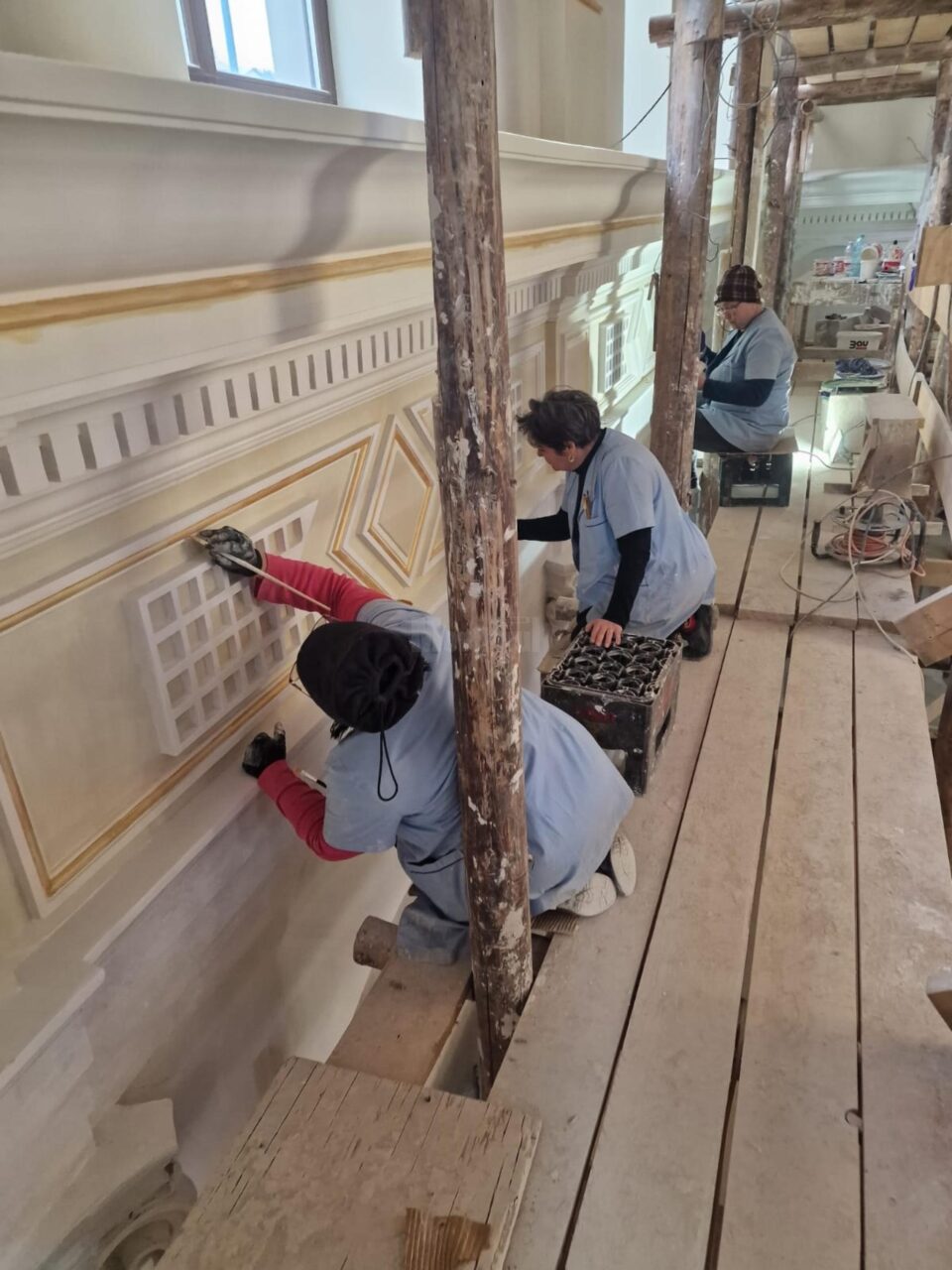 Opt încondeietoare din Ciocănești au realizat ornamentele interioare de la „Cazinoul Băilor” din Vatra Dornei