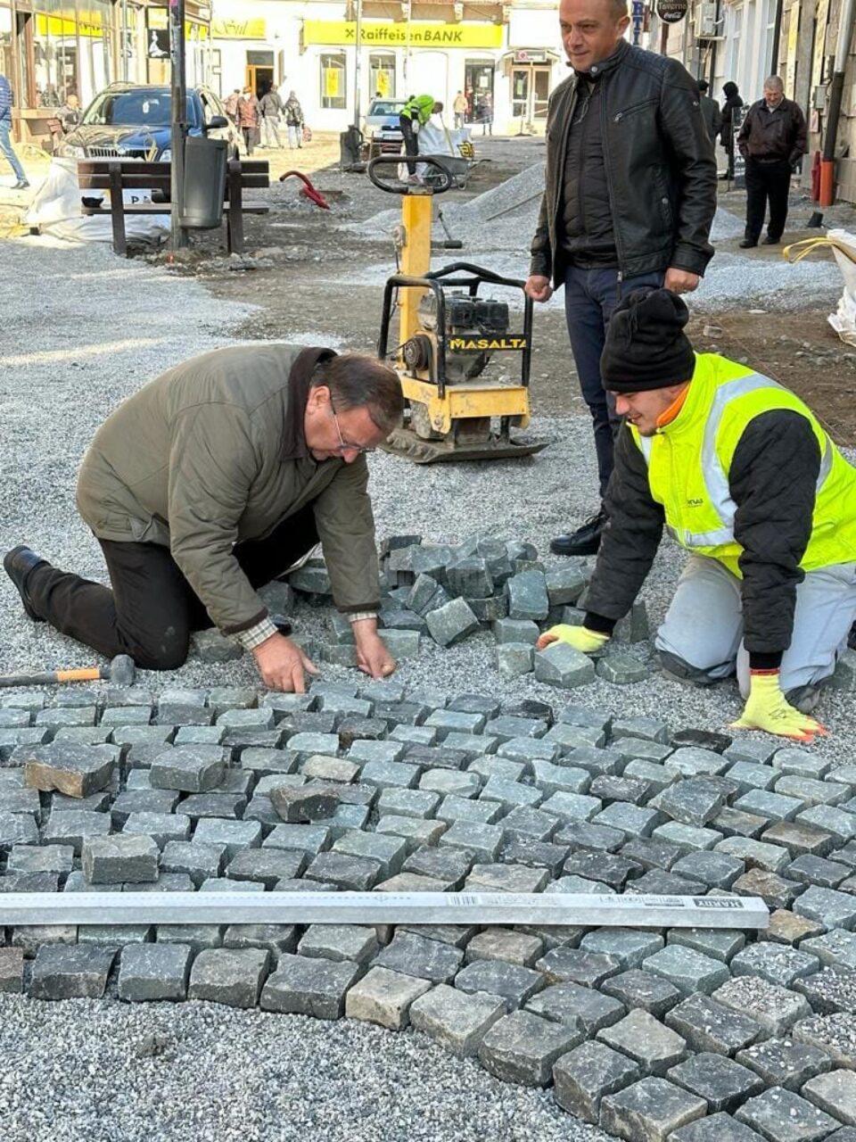 Gheorghe Flutur a pus umărul la montarea pietrei cubice în centrul municipiului Vatra Dornei