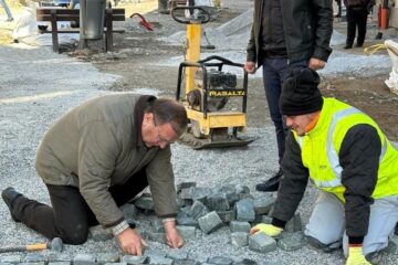 Gheorghe Flutur a pus umărul la montarea pietrei cubice în centrul municipiului Vatra Dornei