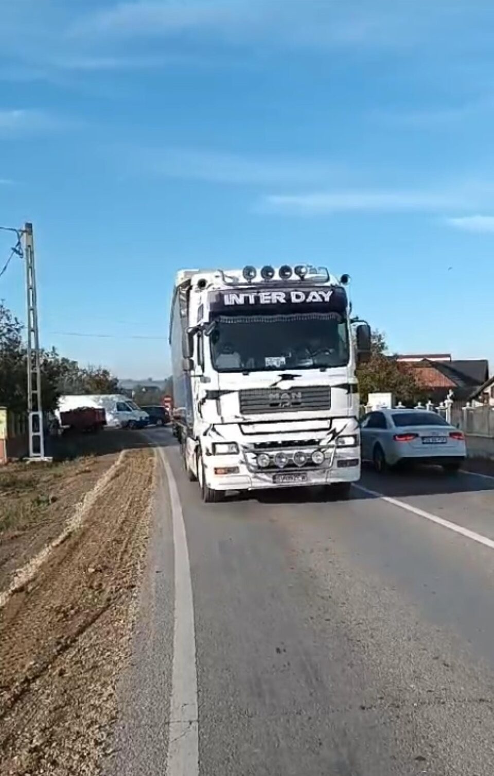 Mașinile de mare tonaj au circulat joi pe podul provizoriu din tuburi de la Milișăuți deși sunt impuse restricții de tonaj Mașinile de mare tonaj au circulat joi pe podul provizoriu din tuburi de la Milișăuți deși sunt impuse restricții de tonaj