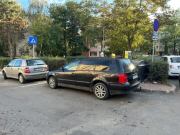 Primăria Suceava ridică mașinile care blochează accesul la containerele de gunoi