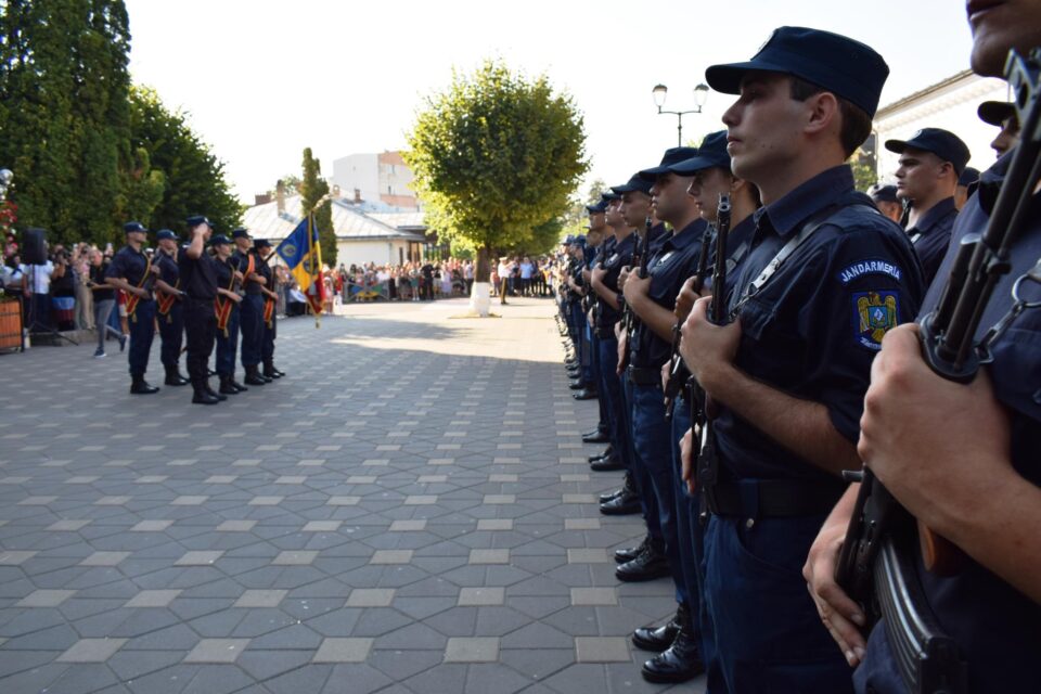 Cea mai apropiată școală este cea de subofițeri jandarmi de la Fălticeni, iar cele mai multe locuri sunt la Școala de agenți de poliție de la Câmpina Cea mai apropiată școală este cea de subofițeri jandarmi de la Fălticeni, iar cele mai multe locuri sunt la Școala de agenți de poliție de la Câmpina