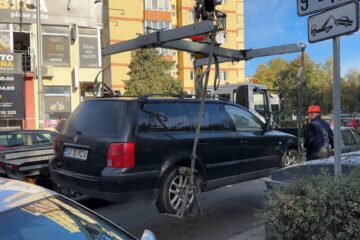 Primăria Suceava ridică mașinile care blochează accesul la containerele de gunoi