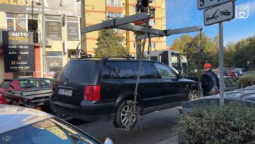Primăria Suceava ridică mașinile care blochează accesul la containerele de gunoi