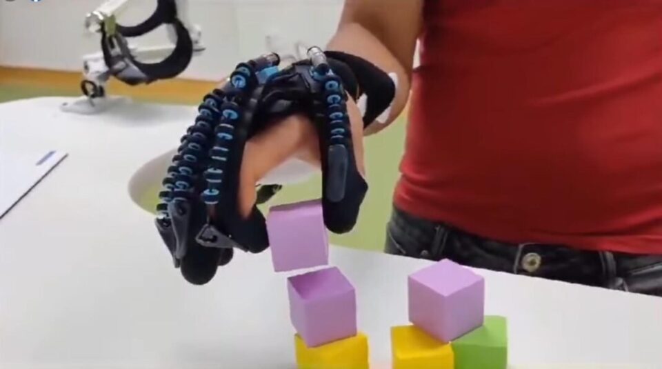Mănușă robotizată. Foto Sanatatea TV