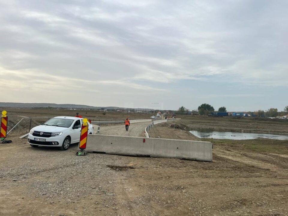 Dispozitive de protecție din beton ( parapete „New Jersey") la podul provizoriu de la Milișăuți