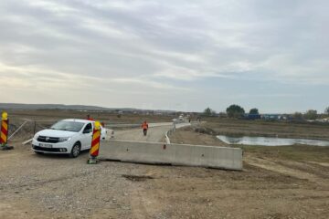 Dispozitive de protecție din beton ( parapete „New Jersey") la podul provizoriu de la Milișăuți