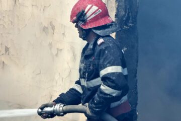 Incendiu puternic, favorizat de vânt, la Straja