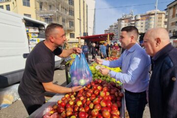 Deputatul PSD Gheorghe Șoldan a cumpărat de la Târgul Mărului soiul de mere preferat de soția sa