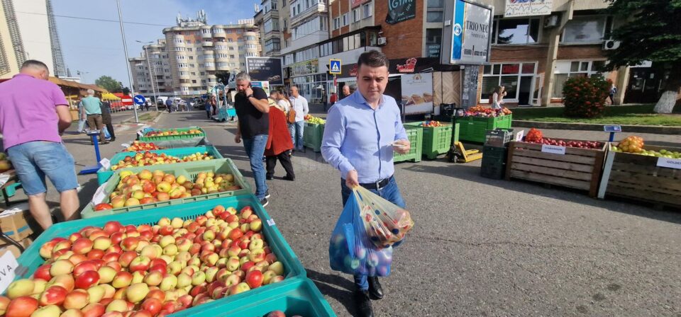 Deputatul PSD Gheorghe Șoldan a cumpărat de la Târgul Mărului soiul de mere preferat de soția sa