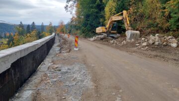 Zidurile de sprijin sunt construite pe coloane forate de 12 metri și diametru de 1 metru