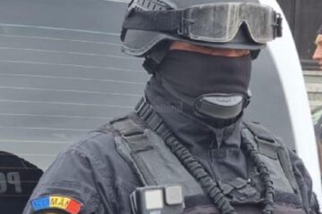 Polițist lovit cu un par în picior în timpul unei percheziții la hoți de cai