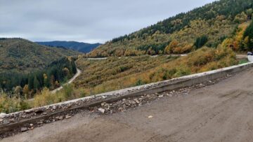 Zidurile de sprijin sunt construite pe coloane forate de 12 metri și diametru de 1 metru
