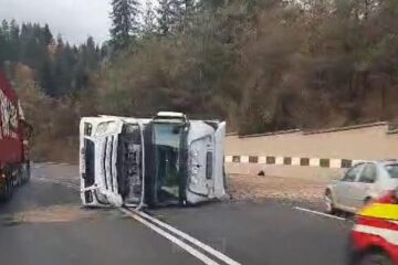Un camion încărcat cu pietriș s-a răsturnat pe Mestecăniș