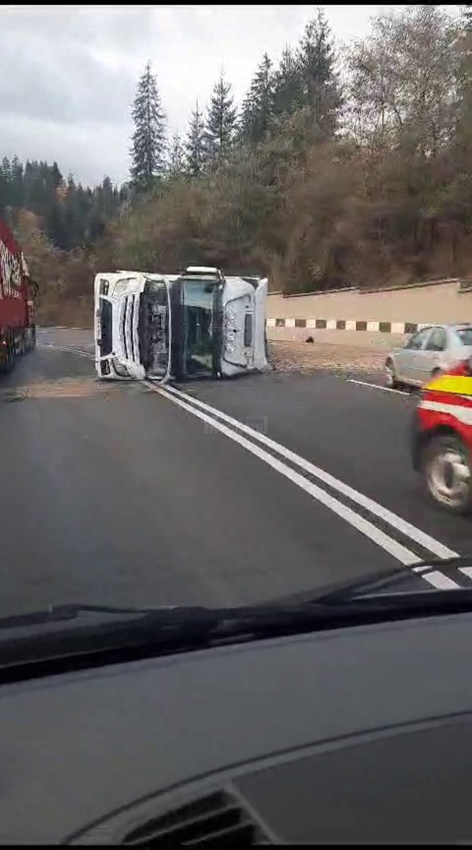 Un camion încărcat cu pietriș s-a răsturnat pe Mestecăniș