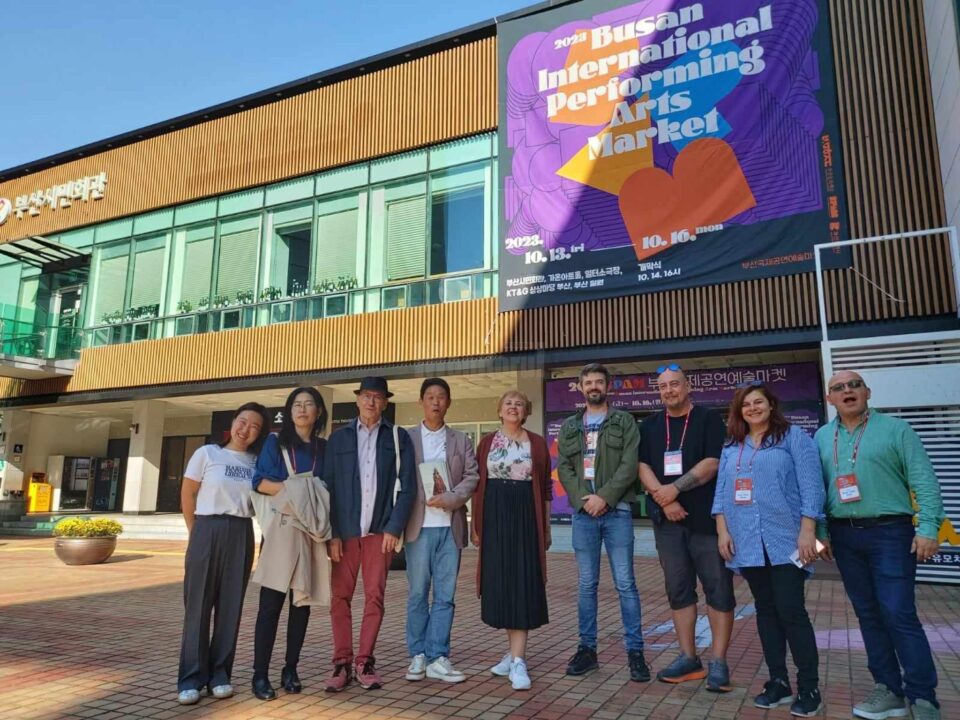 Teatrul sucevean prezent în Coreea de Sud, la Busan International Performing Arts Market, cu spectacolul „Occident Express” de Matei Vișniec, în regia lui Alain Timár