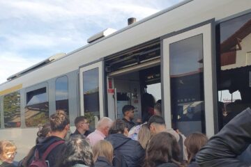 Călătorii nu au mai încăput în tren nici în picioare