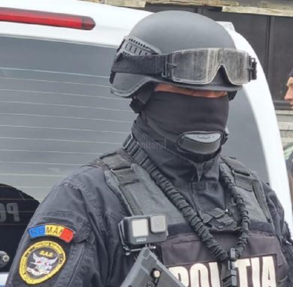 Polițist lovit cu un par în picior în timpul unei percheziții la hoți de cai