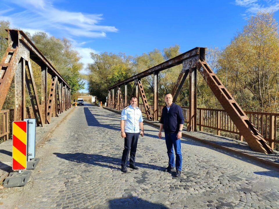 Maiorul Alin Găleată de la ISU Suceava și prefectul Alexandru Moldovan