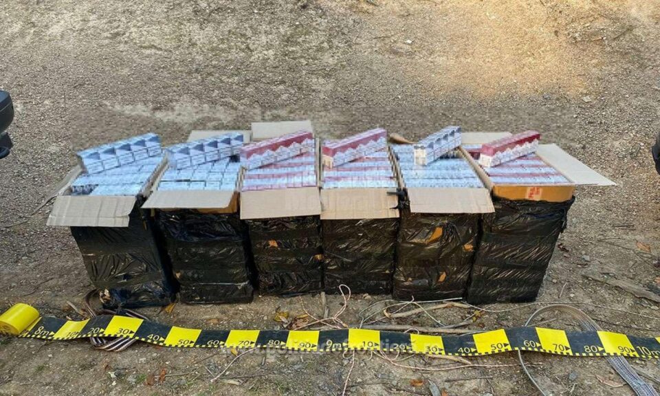 Aproape 3.000 de pachete de țigări, abandonate de traficanții care au scăpat și de această dată de polițiști