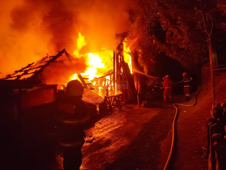 Flăcări uriașe au mistuit mai multe anexe ale unei gospodării