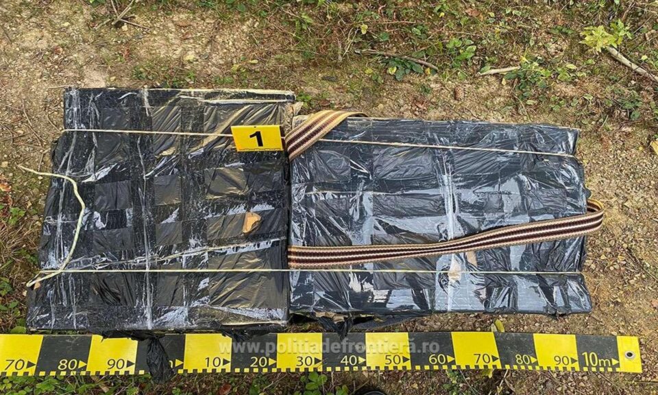 Aproape 3.000 de pachete de țigări, abandonate de traficanții care au scăpat și de această dată de polițiști