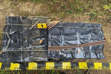 Aproape 3.000 de pachete de țigări, abandonate de traficanții care au scăpat și de această dată de polițiști