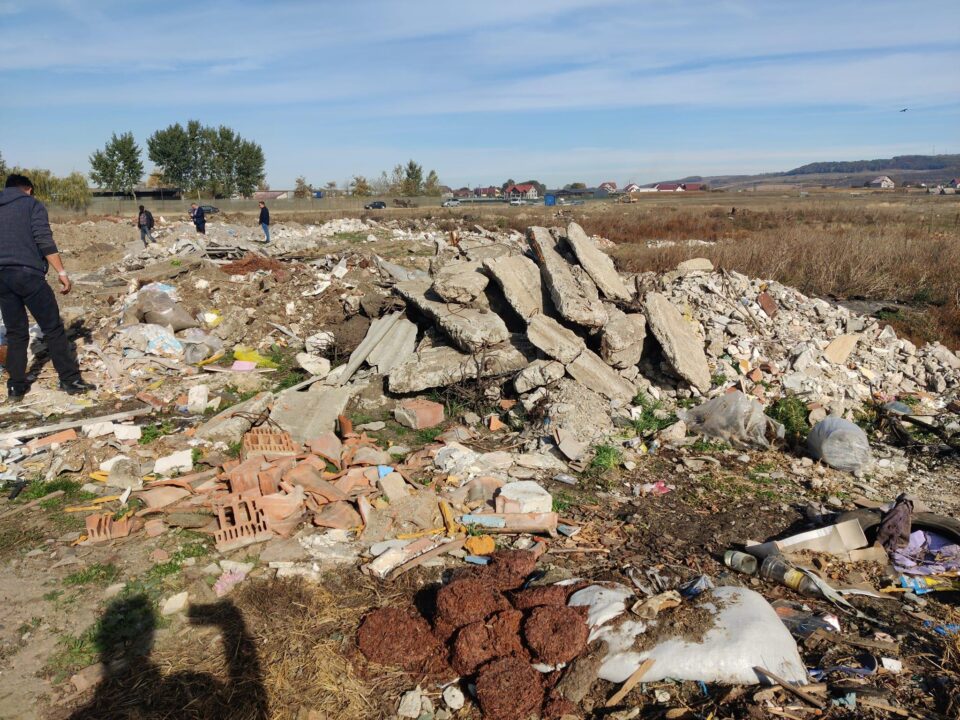 Un mal al râului Suceava, împânzit de deșeuri din construcții și varză aruncată, la Milișăuți
