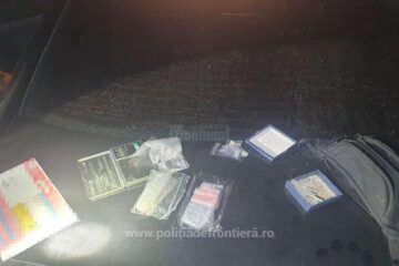 Pliculețe cu o substanță cristalină, găsite în mașina unor tineri
