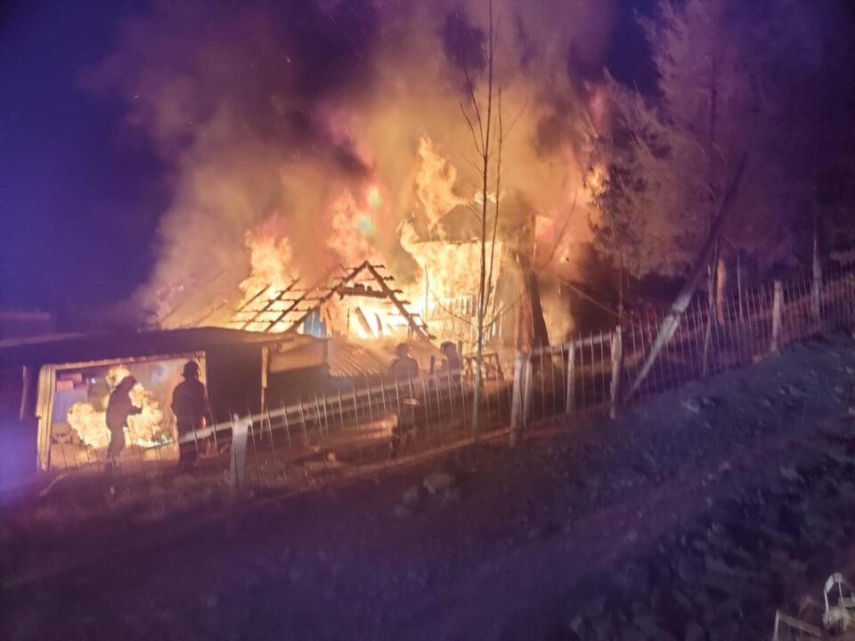 Flăcări uriașe au mistuit mai multe anexe ale unei gospodării