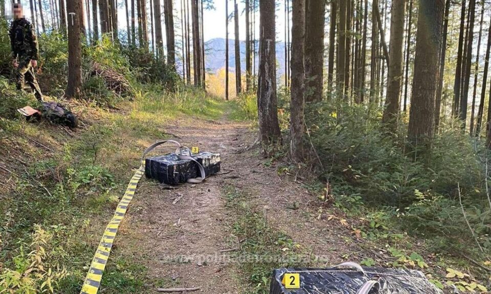 Aproape 3.000 de pachete de țigări, abandonate de traficanții care au scăpat și de această dată de polițiști