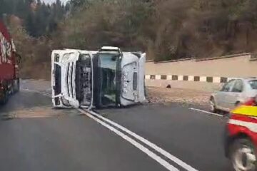 Un camion încărcat cu pietriș s-a răsturnat pe Mestecăniș