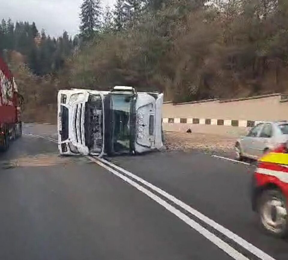 Un camion încărcat cu pietriș s-a răsturnat pe Mestecăniș