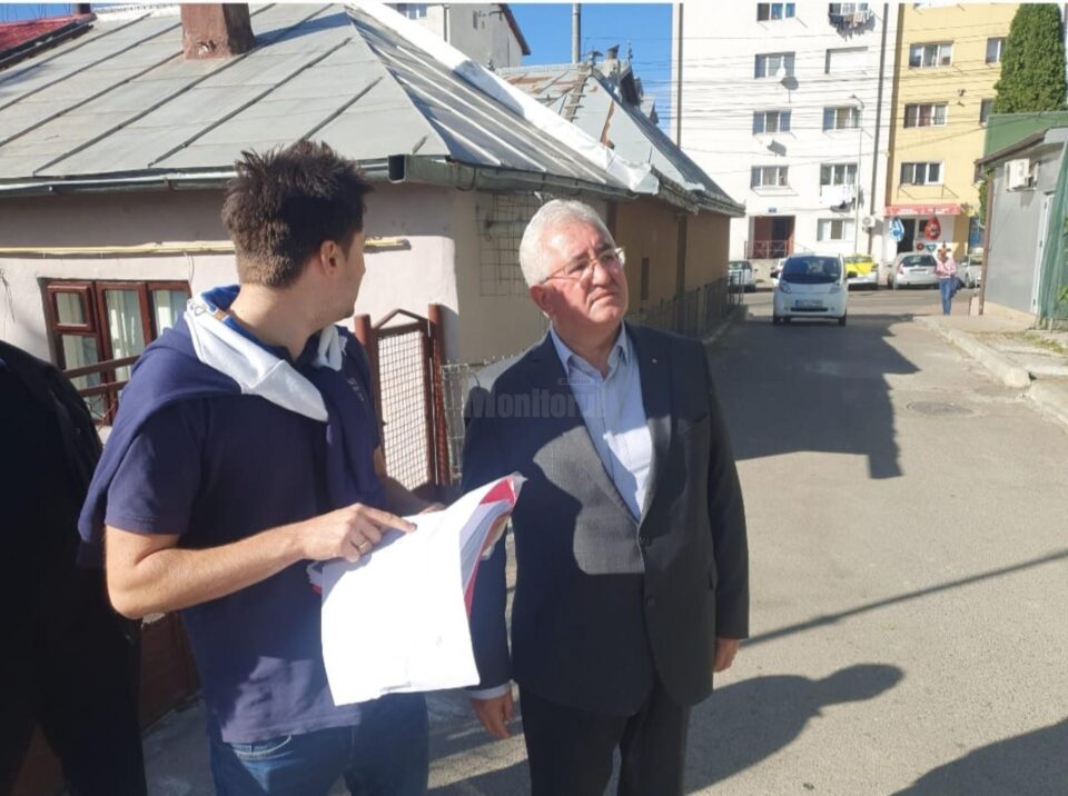 Lucrările de eficientizare energetică a cinci blocuri din cartierul Burdujeni - zona Gării, verificate în teren de primarul Sucevei, Ion Lungu