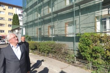 Lucrările de eficientizare energetică a cinci blocuri din cartierul Burdujeni - zona Gării, verificate în teren de primarul Sucevei, Ion Lungu