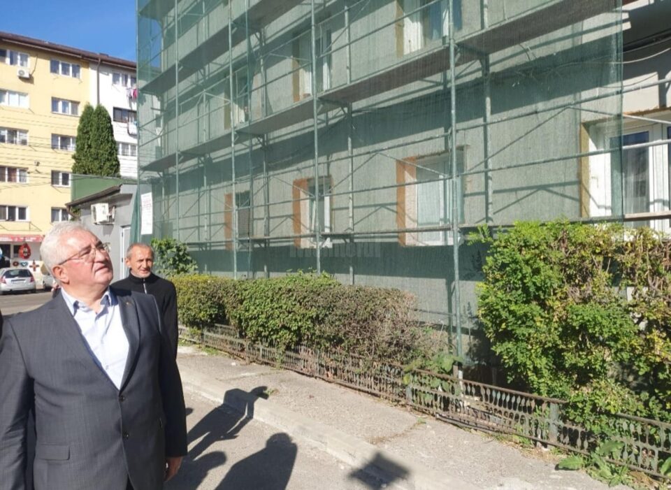 Lucrările de eficientizare energetică a cinci blocuri din cartierul Burdujeni - zona Gării, verificate în teren de primarul Sucevei, Ion Lungu