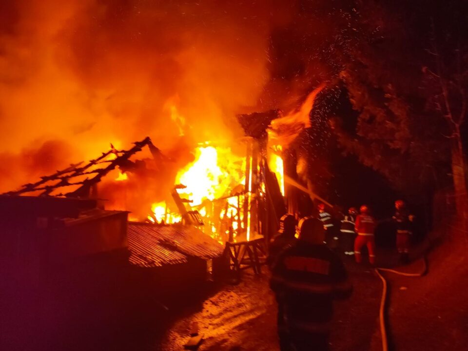 Flăcări uriașe au mistuit mai multe anexe ale unei gospodării
