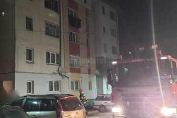 Bărbat de 60 de ani, scos de pompieri din apartamentul inundat de fum