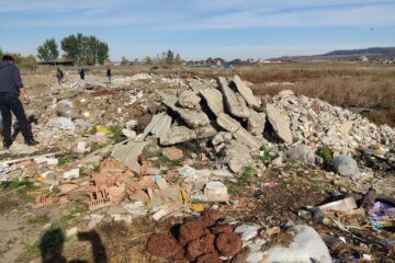 Un mal al râului Suceava, împânzit de deșeuri din construcții și varză aruncată, la Milișăuți