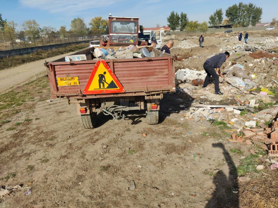 Un mal al râului Suceava, împânzit de deșeuri din construcții și varză aruncată, la Milișăuți