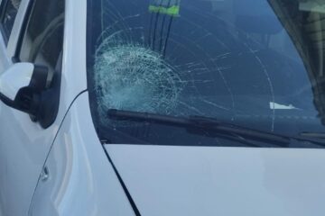 Mașina Dacia Logan are avarii destul de importante, inclusiv la nivelul parbrizului