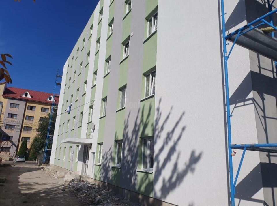 Lucrările de eficientizare energetică a cinci blocuri din cartierul Burdujeni - zona Gării, verificate în teren de primarul Sucevei, Ion Lungu